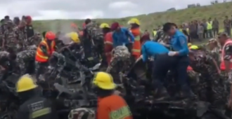 Un avin con cerca de 20 personas a bordo se estrella tras despegar del aeropuerto de Katmand, en Nepal