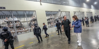 La ministra de Seguridad de Argentina visita la macrocrcel para pandilleros de El Salvador