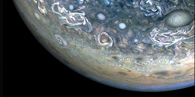 La nave Juno de la NASA captura con notable precisin a las "coloridas y caticas" nubes de Jpiter
