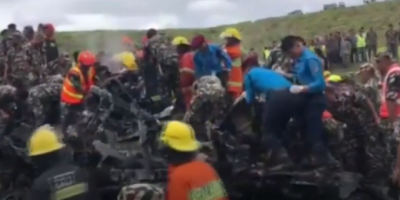 Un avin con cerca de 20 personas a bordo se estrella tras despegar del aeropuerto de Katmand, en Nepal