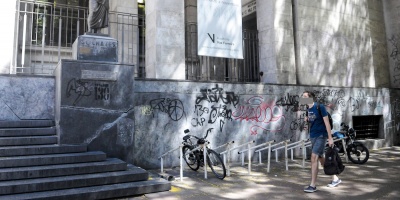 Avanza la limpieza y restauracin de la fachada de la Biblioteca Nacional, que fuera vandalizada con grafitis, al igual que la sede de la UDELAR