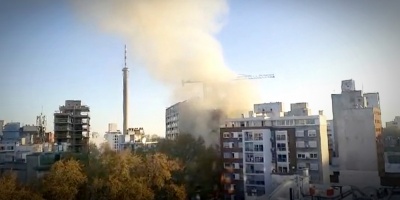 Personal de Bomberos trabaja para extinguir un incendio que se inici en la tarde de este lunes en un edificio en construccin en Minas y Constituyente