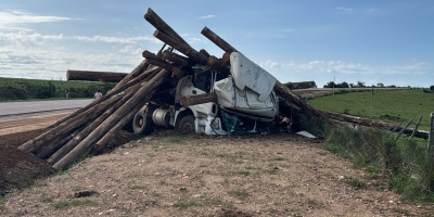 Un camionero perdi la vida tras despistar y volcar el vehculo de carga que conduca