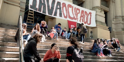 Estudiantes del IAVA entregaban papeletas por el plebiscito de seguridad social mientras ocupaban las instalaciones