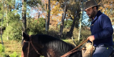 Lucas Sugo sufri un traumatismo maxilofacial tras recibir una patada de un caballo