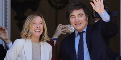 El presidente Javier Milei se acerca a la premier italiana Giorgia Meloni