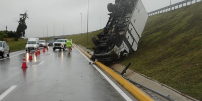 Un camin despist y volc tras haber colisionado contra una columna de alumbrado