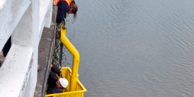 Limpian las costas del arroyo Sols afectado por el derrame de petrleo