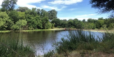 Bomberos buscan a adolescente en aguas de arroyo Pando