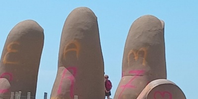 La reparacin y pintura del Monumento "La Mano", en Punta del Este fueron valuados en 170 mil pesos