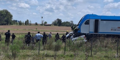 Dos funcionarios policiales murieron tras ser impactados por el tren en la Ruta 5, a la altura del kilmetro 196,5