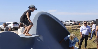 En Maldonado se inaugur la escultura La Ola Celeste para homenajear a los referentes del surf local