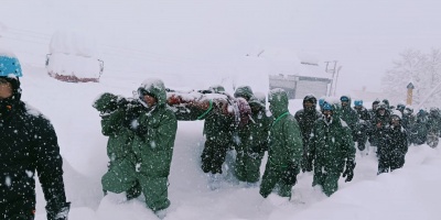 Al menos 41 trabajadores atrapados bajo una avalancha de nieve en el Himalaya indio