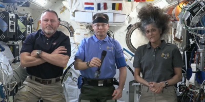 Los astronautas varados de la NASA comparecen con buen aspecto antes de su retorno