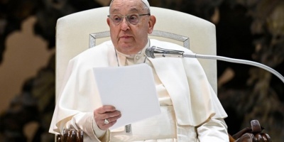 El Papa agradece en un audio las oraciones por su salud durante el rezo del Rosario en el Vaticano