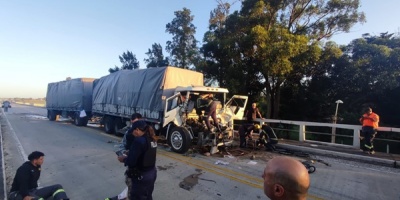 Tres personas resultaron lesionadas tras siniestro entre dos camiones