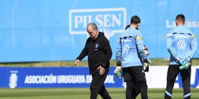 Marcelo Bielsa convoc a 38 futbolistas para la doble fecha de Eliminatorias ante Argentina y Bolivia