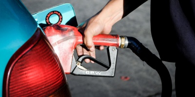 Gobierno evala fijar precio de los combustibles cada dos meses 