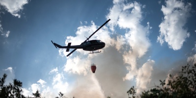 Bomberos trata de controlar un incendio de grandes proporciones en Maroas