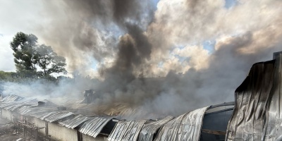 Bomberos trata de controlar un incendio de grandes proporciones en Maroas