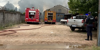 Bomberos contina trabajando en depsito incendiado de Effas