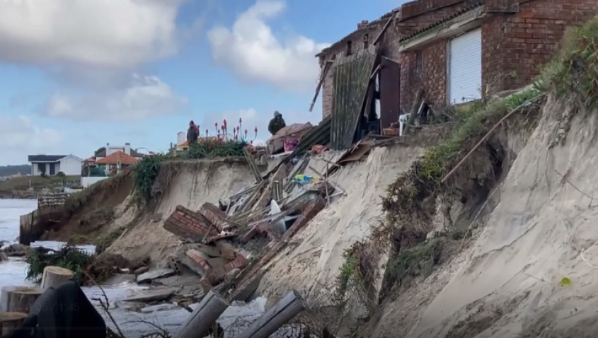 Olas derrumbaron casa en Costa Azul